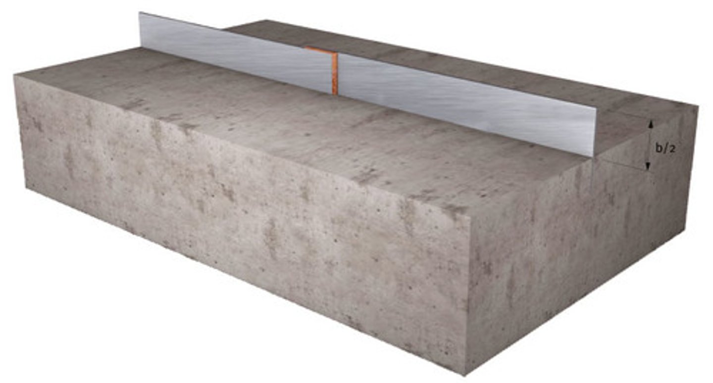 <p>Plaatje dat over de hele lengt van de gegoten vloer wordt gestoken zodat er geen water door de naad kan</p>