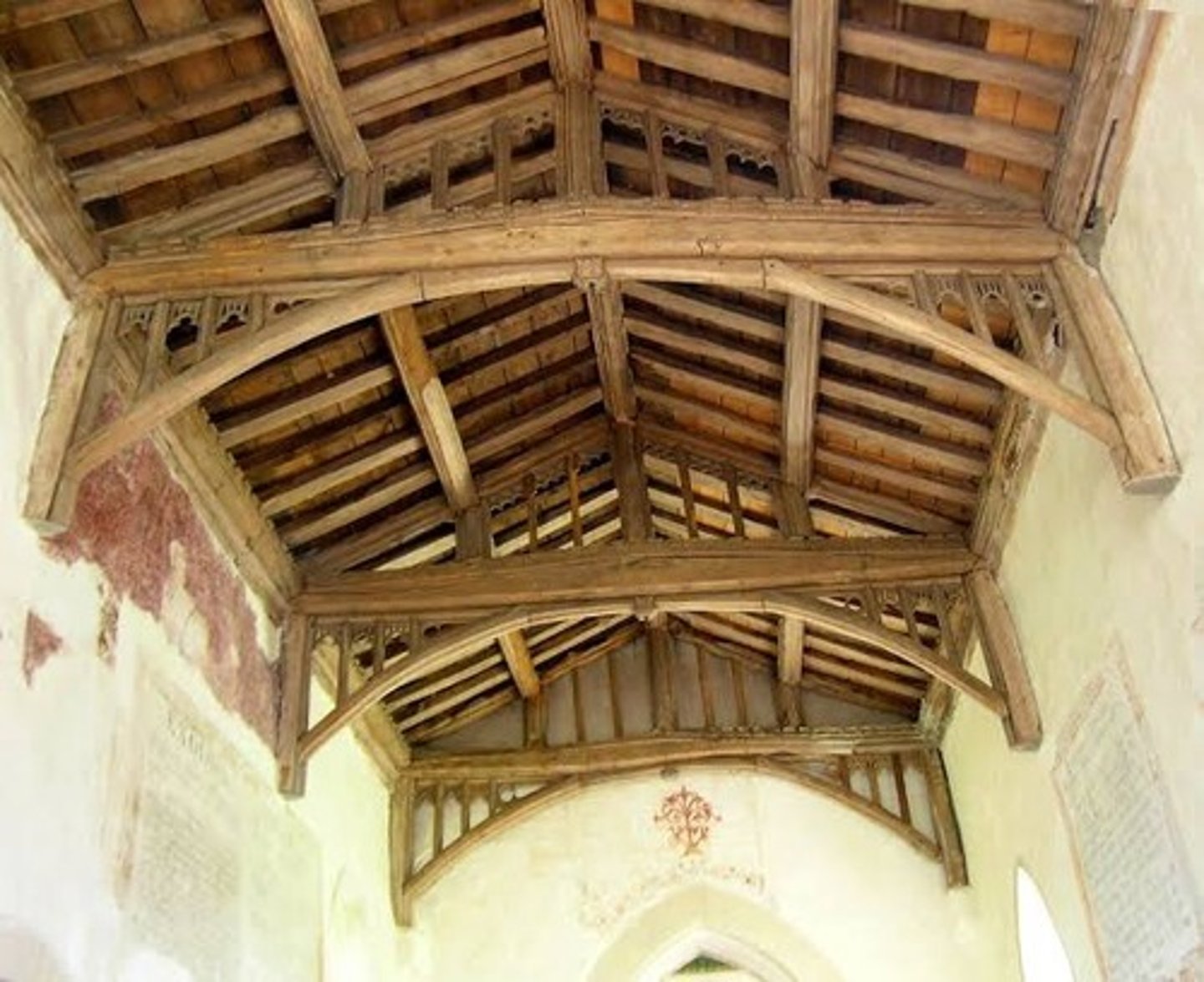 <p>What is a horizontal beam that serves to prevent two other structural members from separating?</p>