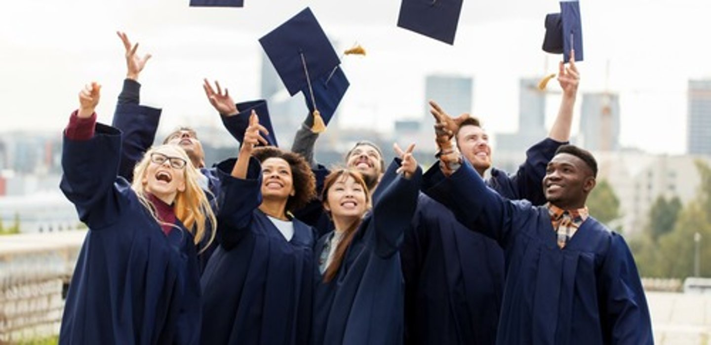 <p>someone who has a degree: người tốt nghiệp</p>