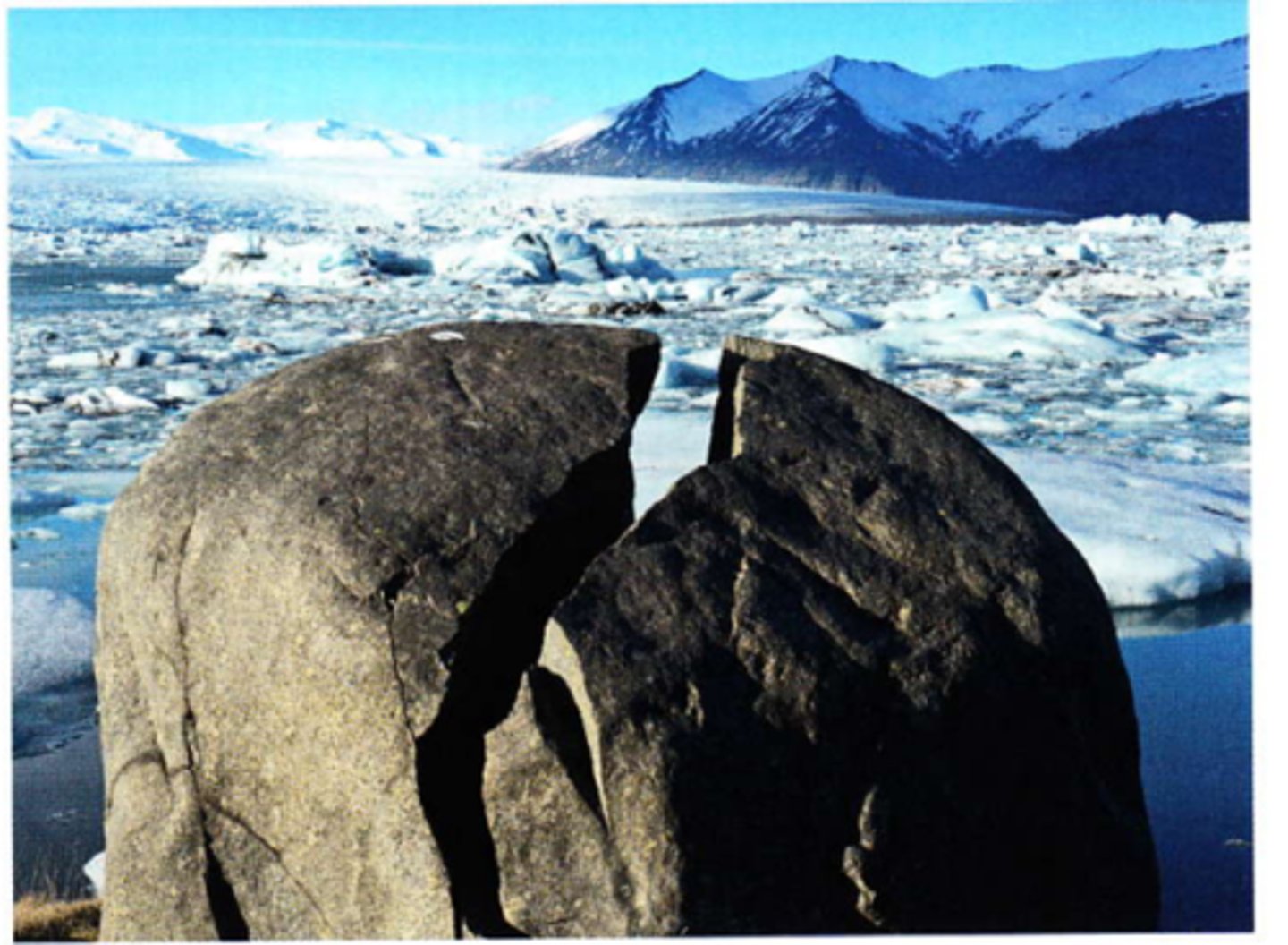 <p>het verbrokkelen of vergruizen van gesteenten, waarbij de chemische samenstelling onveranderd blijft.</p><p>In koude klimaten: vorstverwering</p>