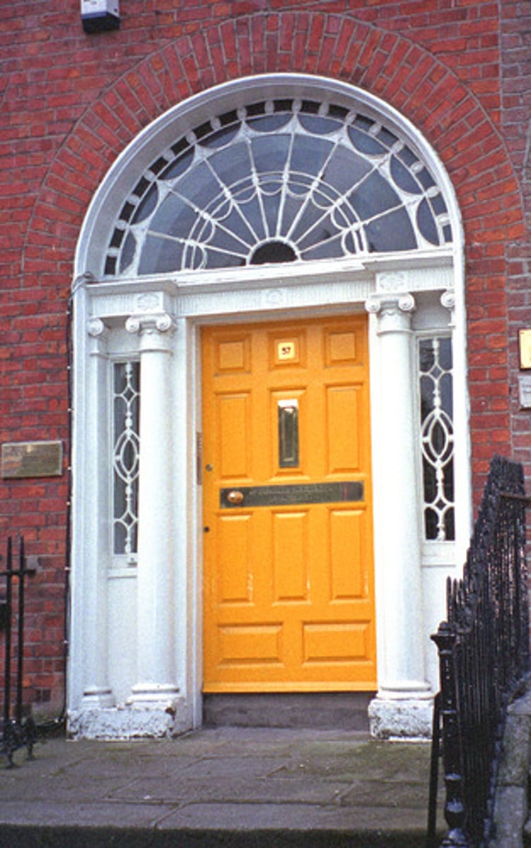 <p>May I close the door?</p>