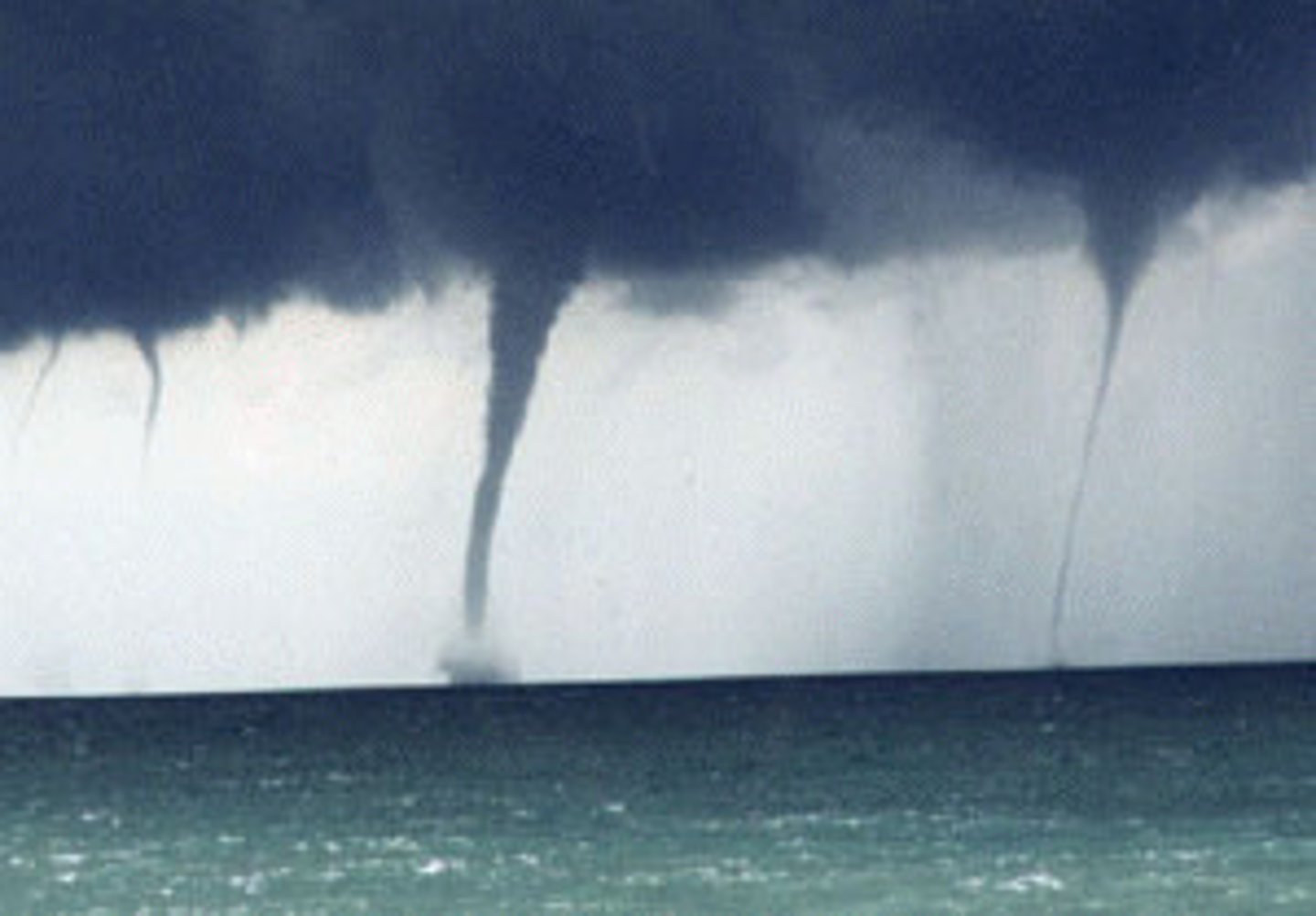 <p>(n) a tornado that forms over water (vòi rồng)</p>