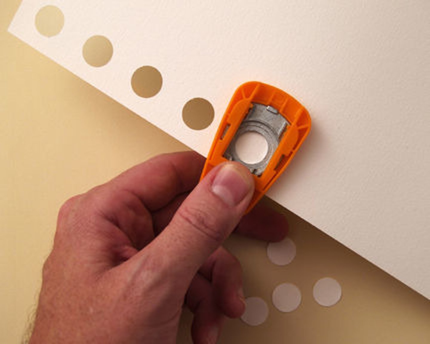 <p>v C2 to make holes in đục lỗ The machine ______ the paper.</p>