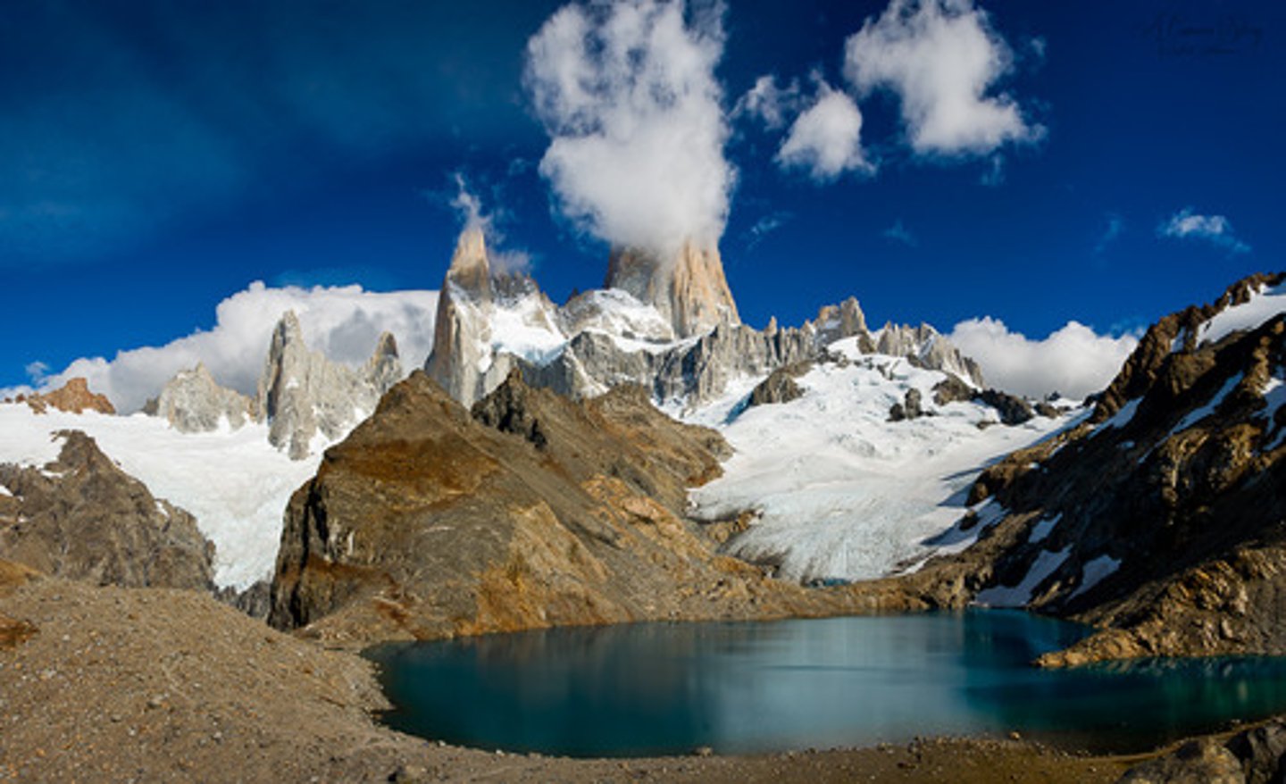 <p>= zone, region, a place that has a particular</p><p>địa phương, vùng miền, xứ sở</p>