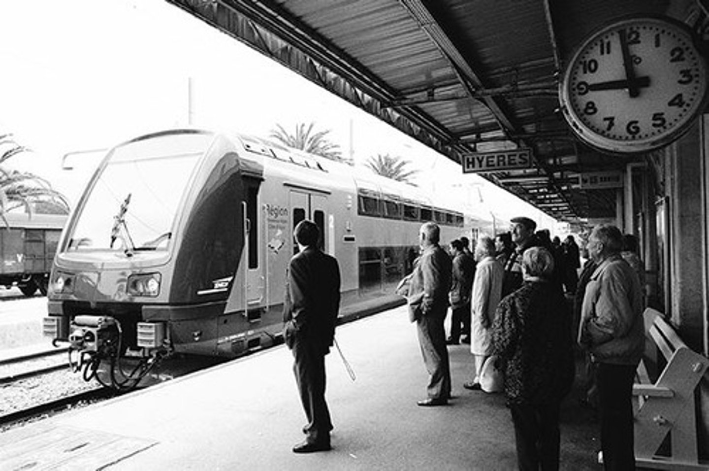 <p>to take the train</p>