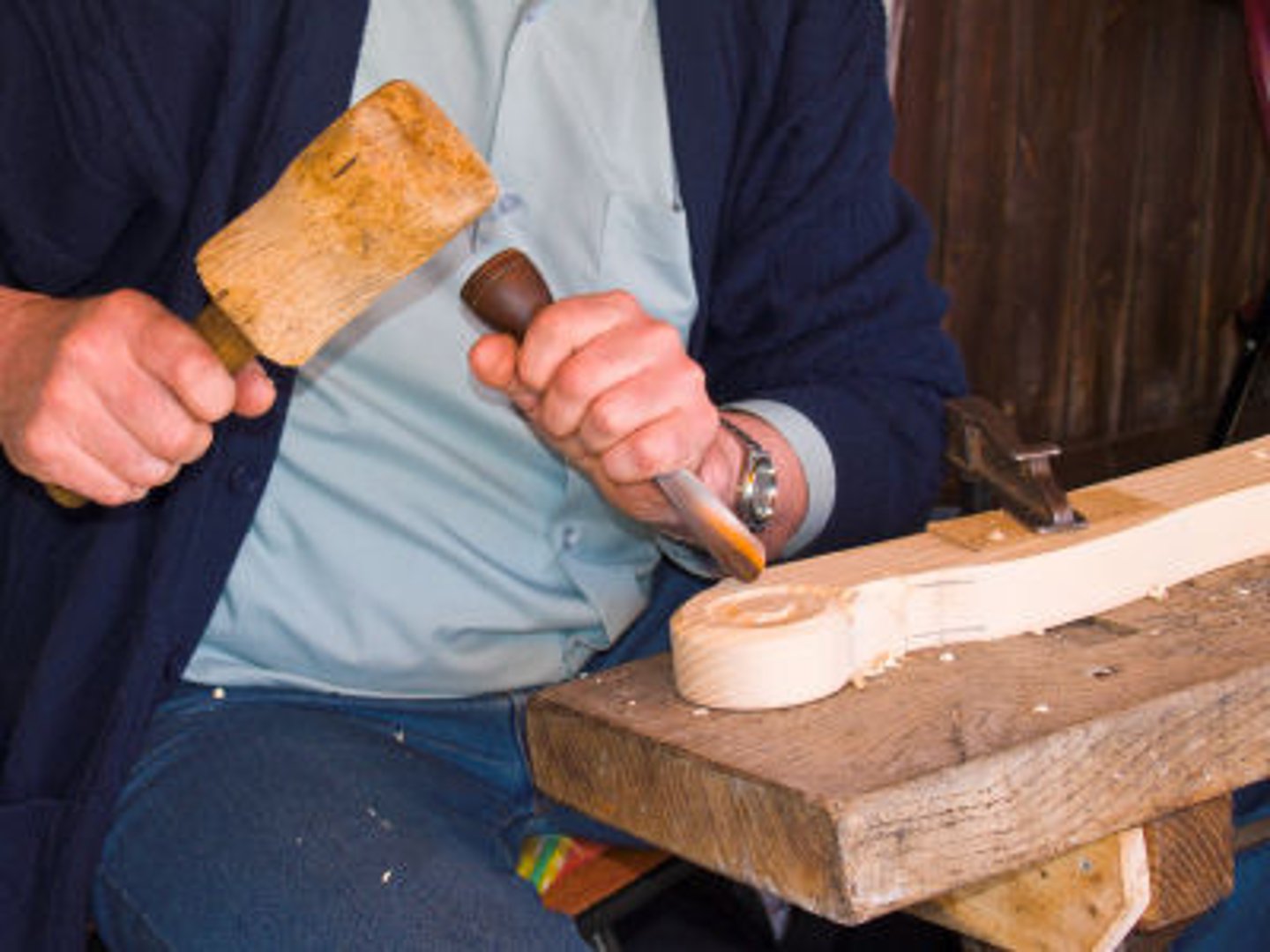 <p>dar forma, especialmente en el oficio de la escultura</p>