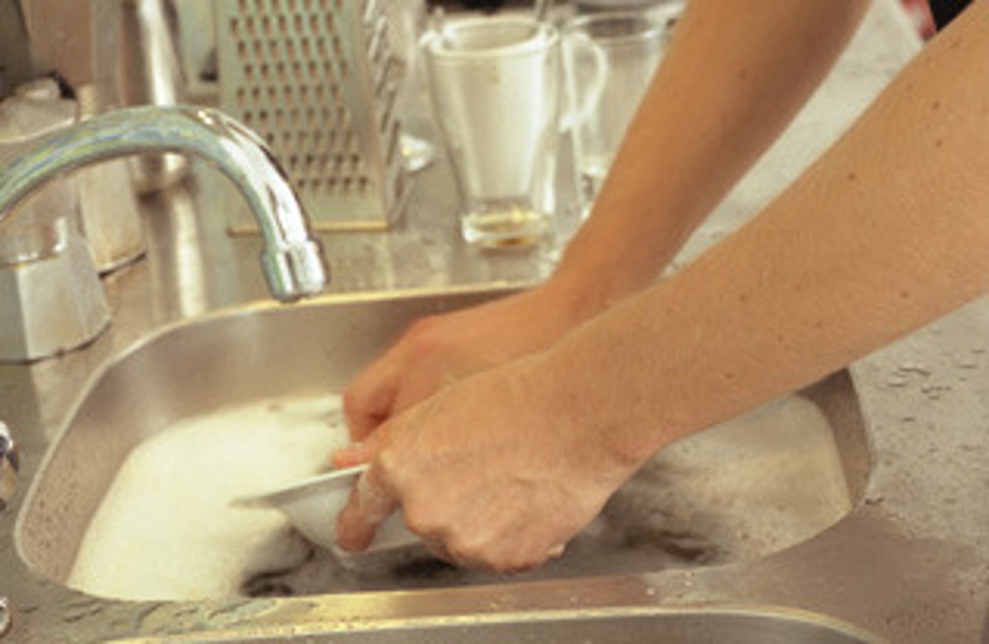 <p>to wash</p>