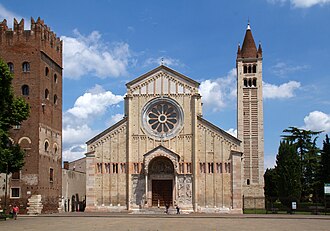<p>Nell'architettura romanica questa è formata dalla successione di spioventi posti a livelli diversi. Solitamente ogni spiovente corrisponde a una navata dell'interno, la facciata a salienti, infatti, spesso denuncia all'esterno la divisione interna della chiesa in navate, dichiarandone anche l'altezza. (ad esempio abbazia di San Zeno, Verona)</p>