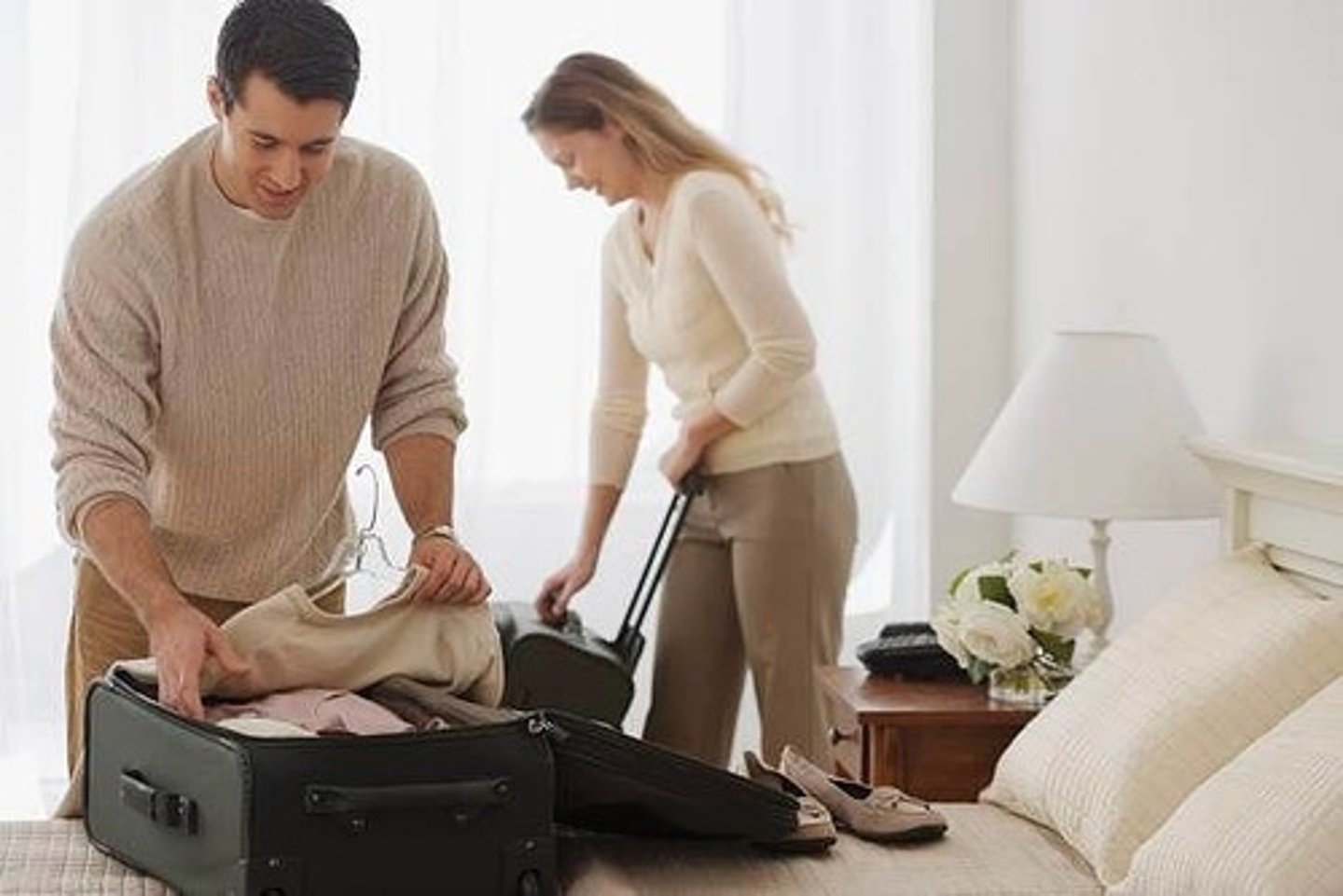 <p>to unpack one's suitcase</p>