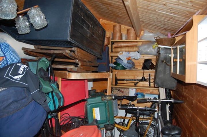 <p>​a lot of things in an untidy state, especially things that are not necessary or are not being used; a lack of order<br>SYNONYM mess<br>There's always so much clutter on your desk!<br><br><br>захламлен</p>