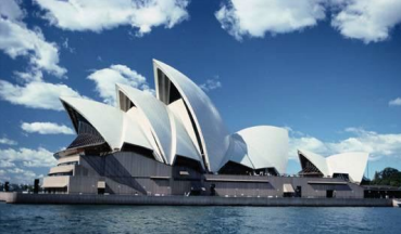 name the building architect and style 