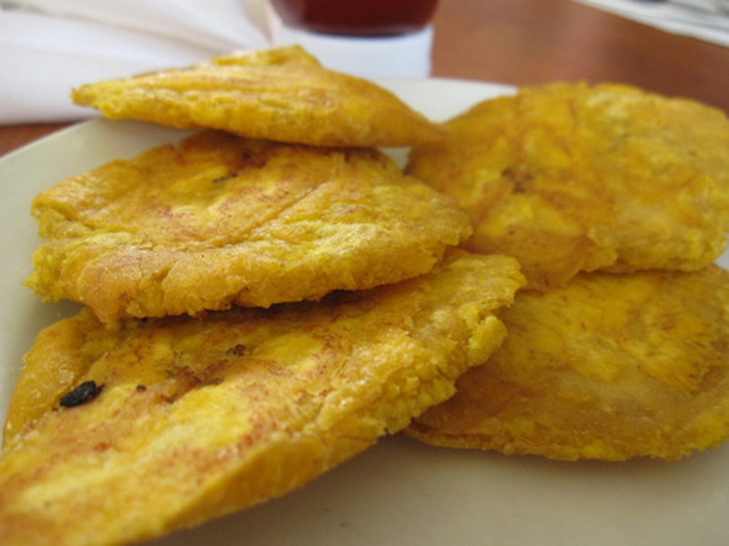 <p>fry platains</p>
