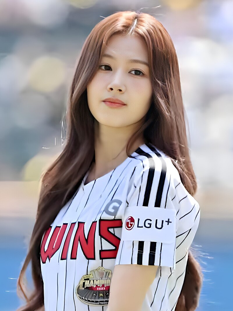 <p>miyeon sana tzuyu</p>