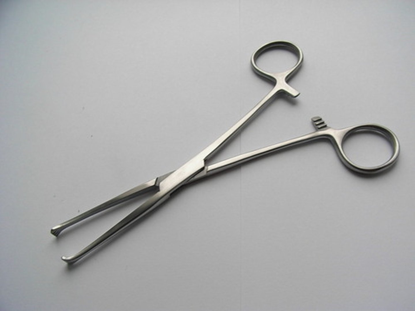 <p>Used to hold tissues and can be used as a retractor. Use caution as it can cause tissue damage.</p>