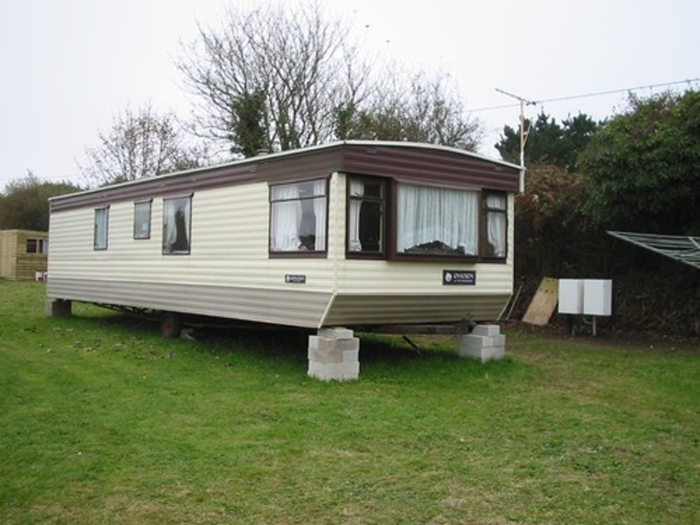 <p>n phr a home that can be moved by a vehicle or one that has its own engine = caravan (UK), RV (US), trailer nhà di động They often go on vacation in their mobile home. /ˈmoʊbaɪl hoʊm/</p>
