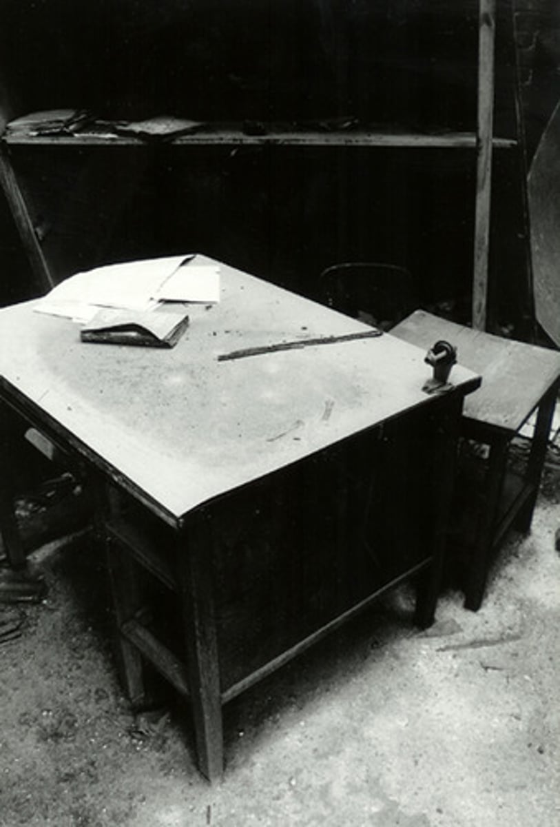 <p>I put the folder on the desk.</p>