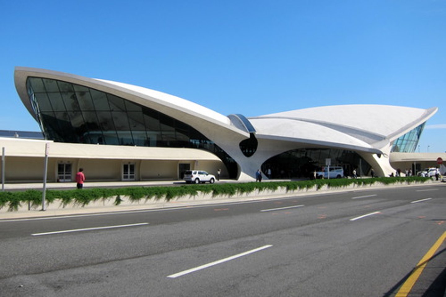 <p>-Molding with concrete</p><p>-Compound curves</p><p>-"Shapes were chosen to emphasize an upward soaring quality of line. We wanted to imply an uplift"</p><p>-Sculptural concrete</p><p>-subscape</p>