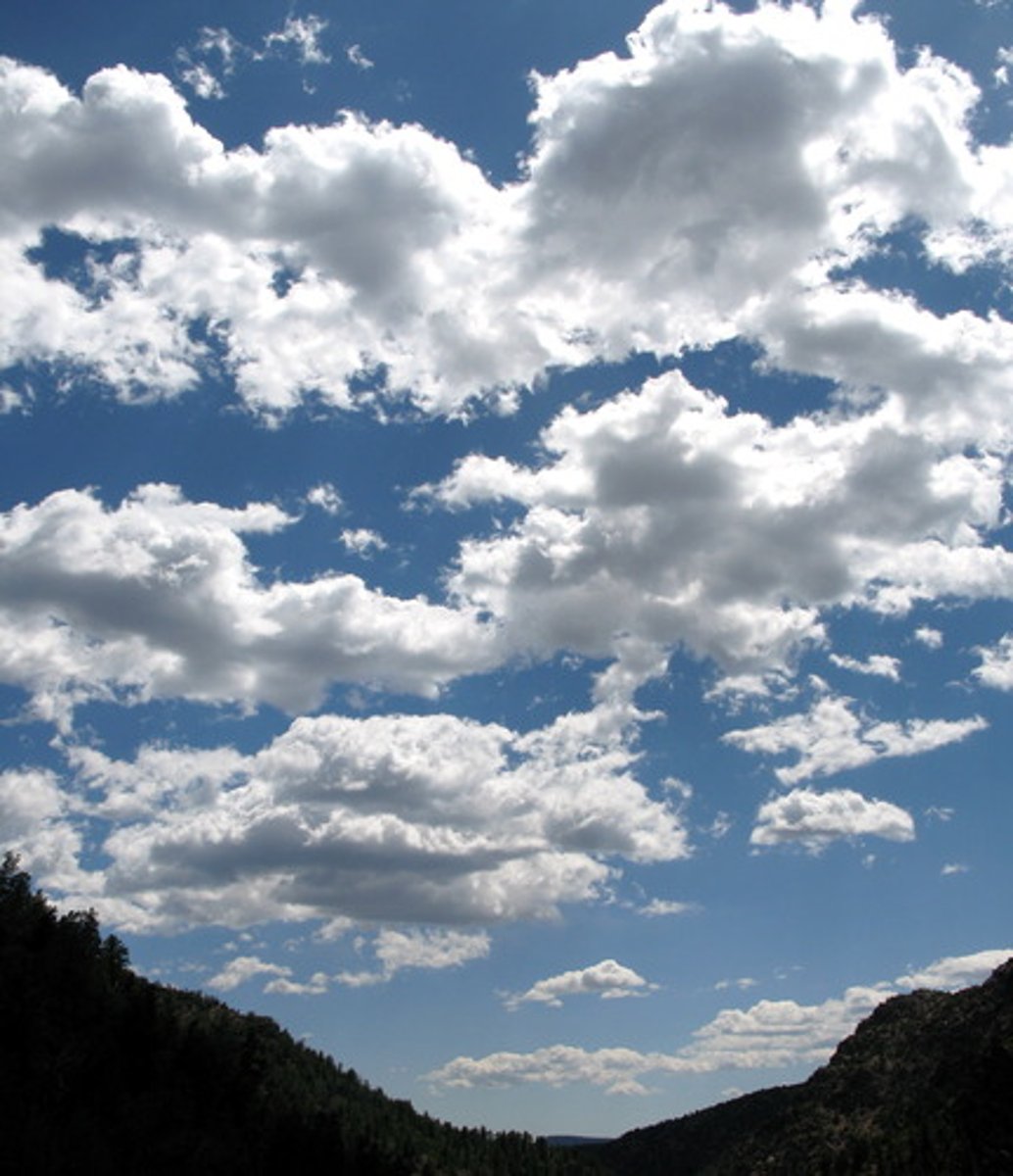 <p>There are clouds. (cloud)</p>