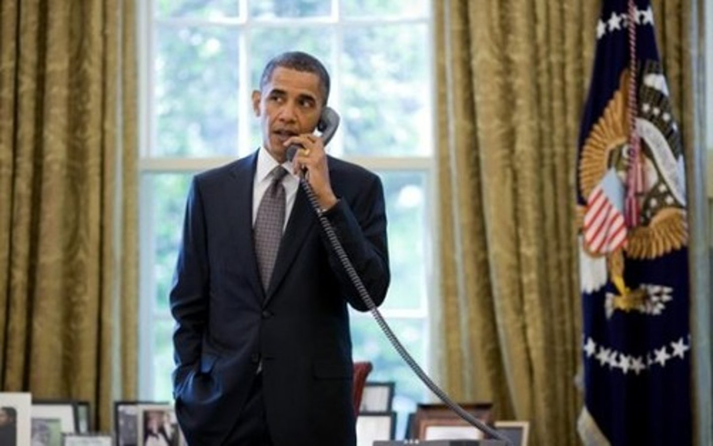 <p>to talk on the phone</p>