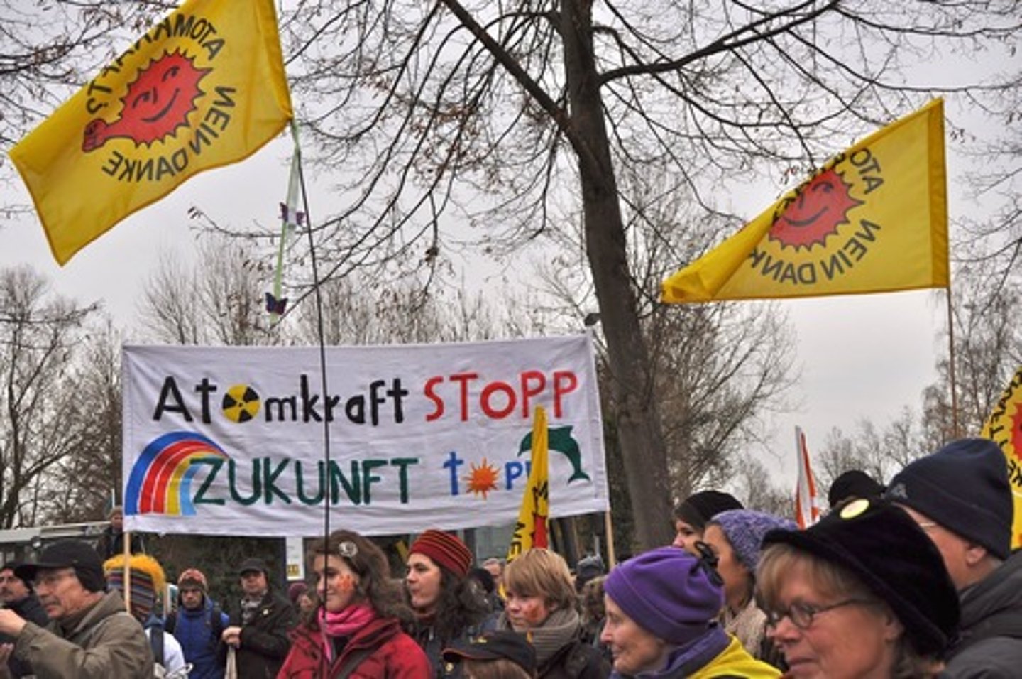 <p>to be against something</p>