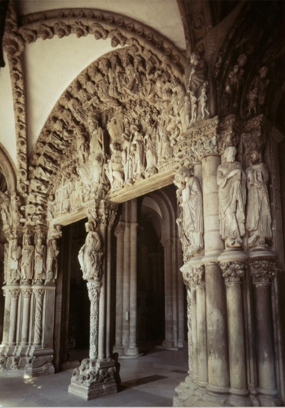 <p><span style="background-color: transparent;"><span>Describe the environment around the Cathedral of Santiago de Compostela and its significance</span></span></p>