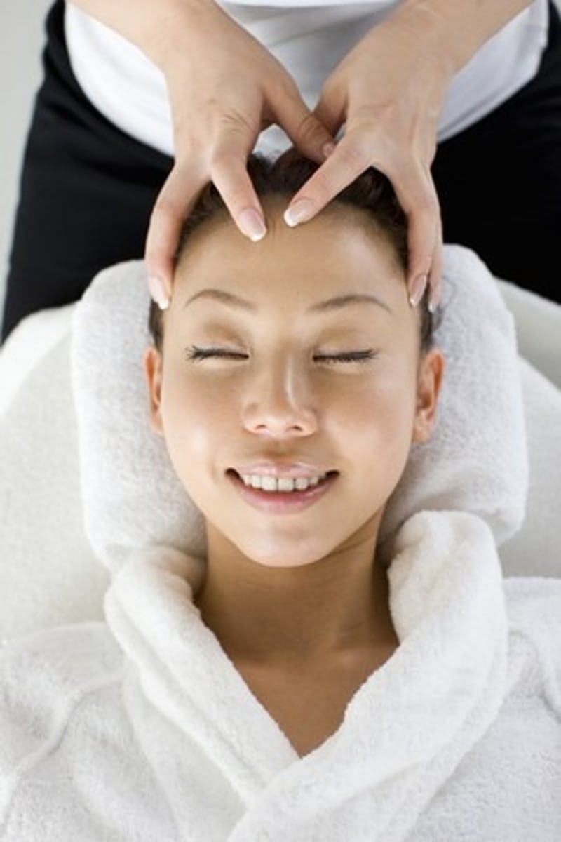 <p>to massage one's scalp</p>