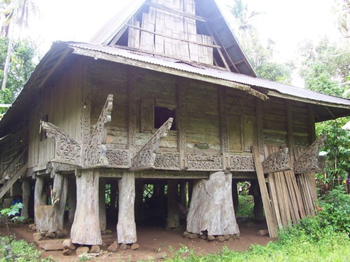 <p>Sleeping place</p><p>the house of the sultan, known for its colorful "panolong" butterfly wing floor beam ends with a pako rabong (fern) or naga/dragon motif</p>