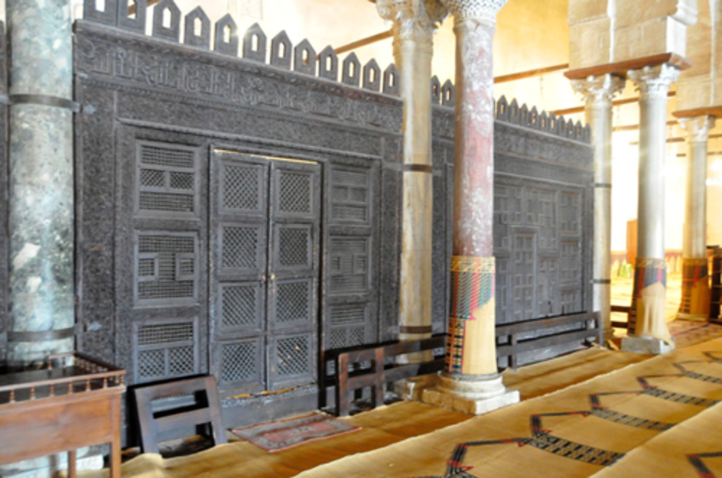 <p>Enclosure in a mosque, situated near the mihrab and minbar, defined by a metal or timber screen, used by a ruler for purposes of protection and status.</p>