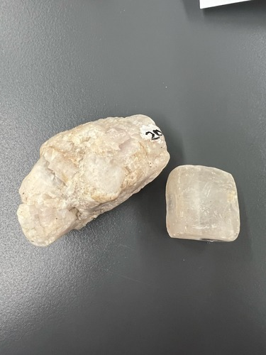 <ul><li><p>White/off-white</p></li><li><p>3 planes of cleavage</p></li><li><p>Reacts to acid</p></li><li><p>Hardness: 3</p></li></ul>