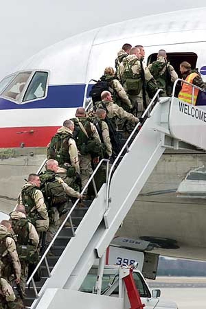 <p>lên tàu, xe<br>Ex: Passengers are waiting to board the plane. (Hành khách đang chờ lên máy bay.)</p>