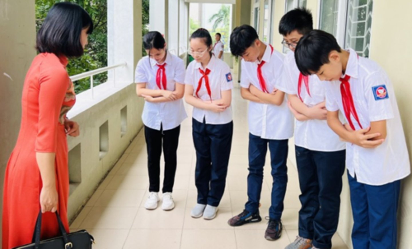<p>Tỏ sự kính trọng với ai</p>
