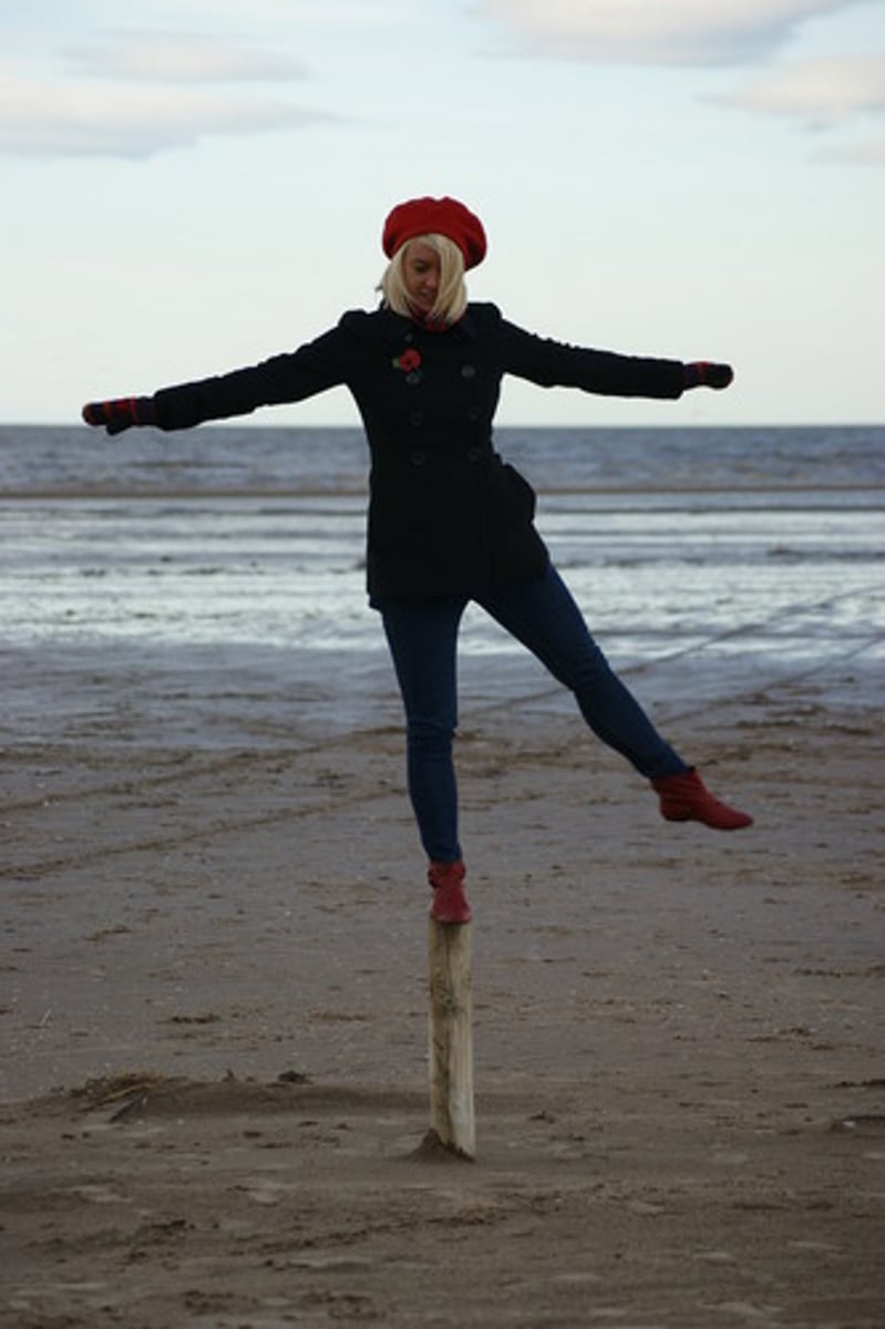 <p>1. graceful and elegant bearing in a person.</p><p>2. be or cause to be balanced or suspended./be ready and prepared to do something.</p>