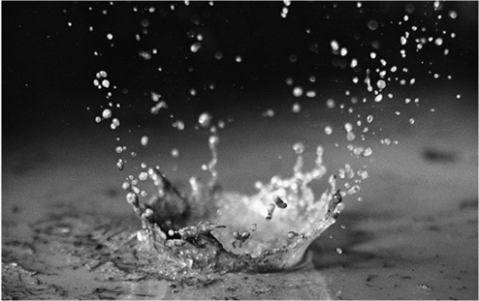 wanneer regendruppels op de grond vallen, duwen die door de kracht gronddeeltjes weg en die vallen op een andere plek neer. (druppel erosie)