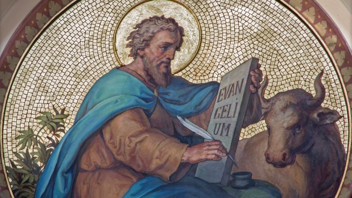 <p>Afgebeeld met een rund of stier, vaak samen met de andere evangelisten. </p>