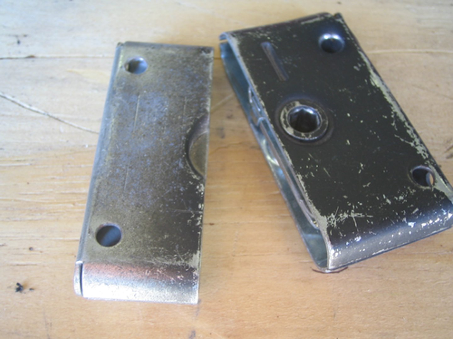 <p>- Butt joint fastener<br>- Scenic construction<br>- Allen wrench used to turn the mechanism</p>