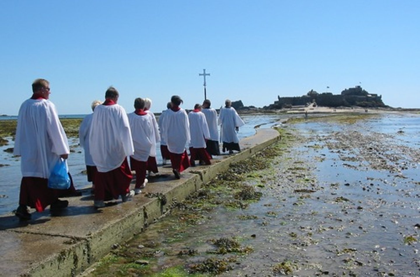 <p>- For Catholicism, spiritual experiences are those which invite a personal encounter with the person of Christ.<br>- Helping and serving the poor allows to encounter Jesus in others: "I see Jesus in every human being. I say myself, this is hungry Jesus, I must feed him. This is sick Jesus. This one has leprosy or gangrene; I must wash him and tend to him. I serve because I love Jesus." Mother Teresa.<br>- Prayer life: enables people to encounter Jesus and deepen their relationship with God.</p>