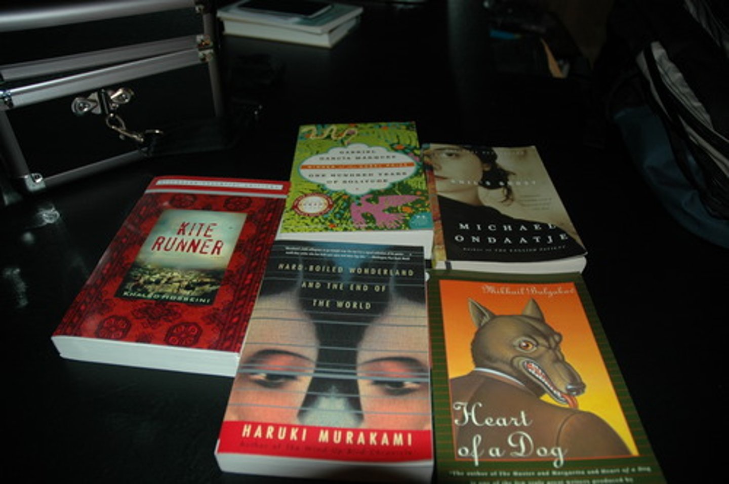 <p>n. tiểu thuyết</p><p>adj. mới lạ, độc đáo = exotic, unusual, strange, unique </p>