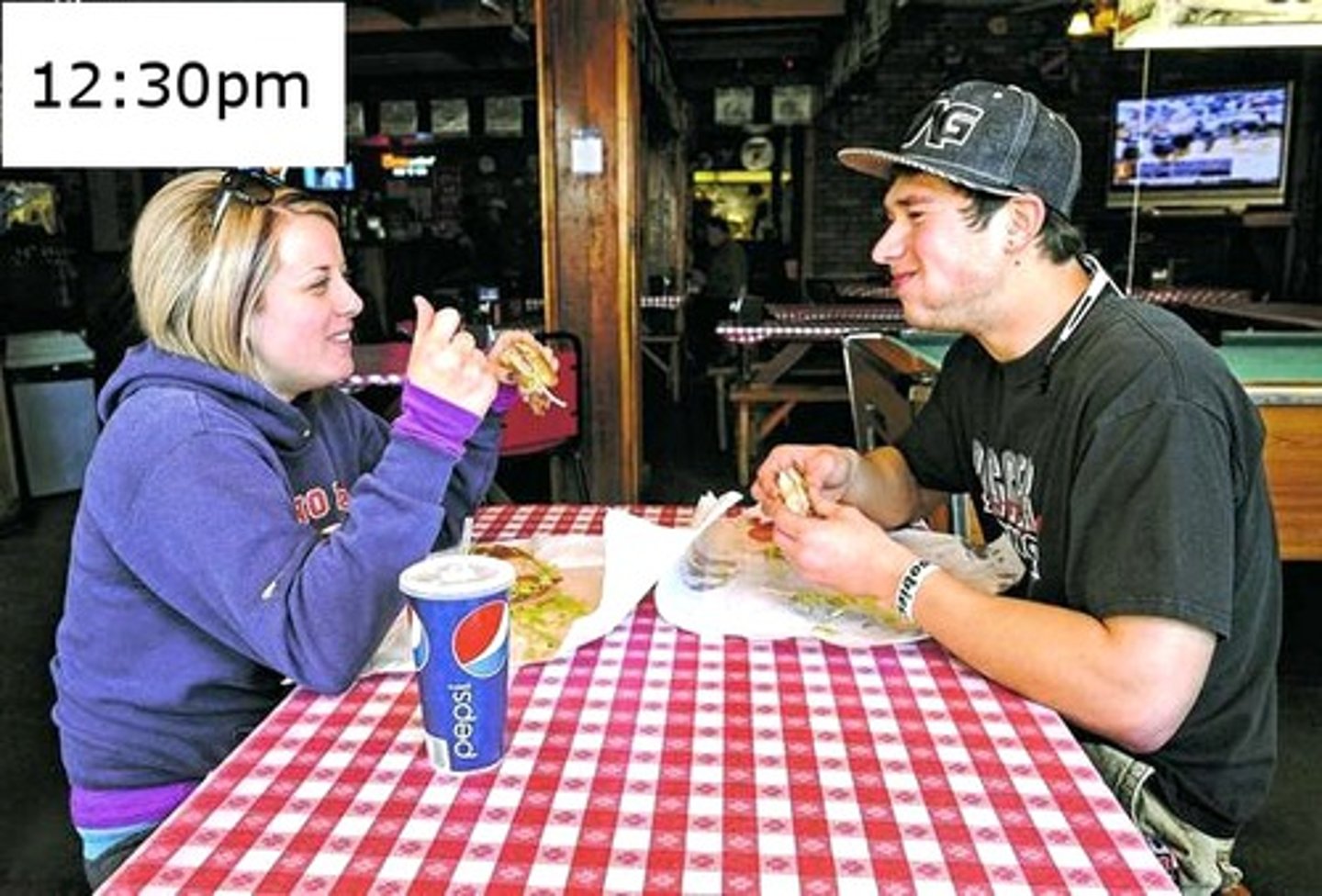 <p>buổi trưa<br>이 점심은 제가 살게요.<br>Bữa trưa này tôi sẽ trả.</p>