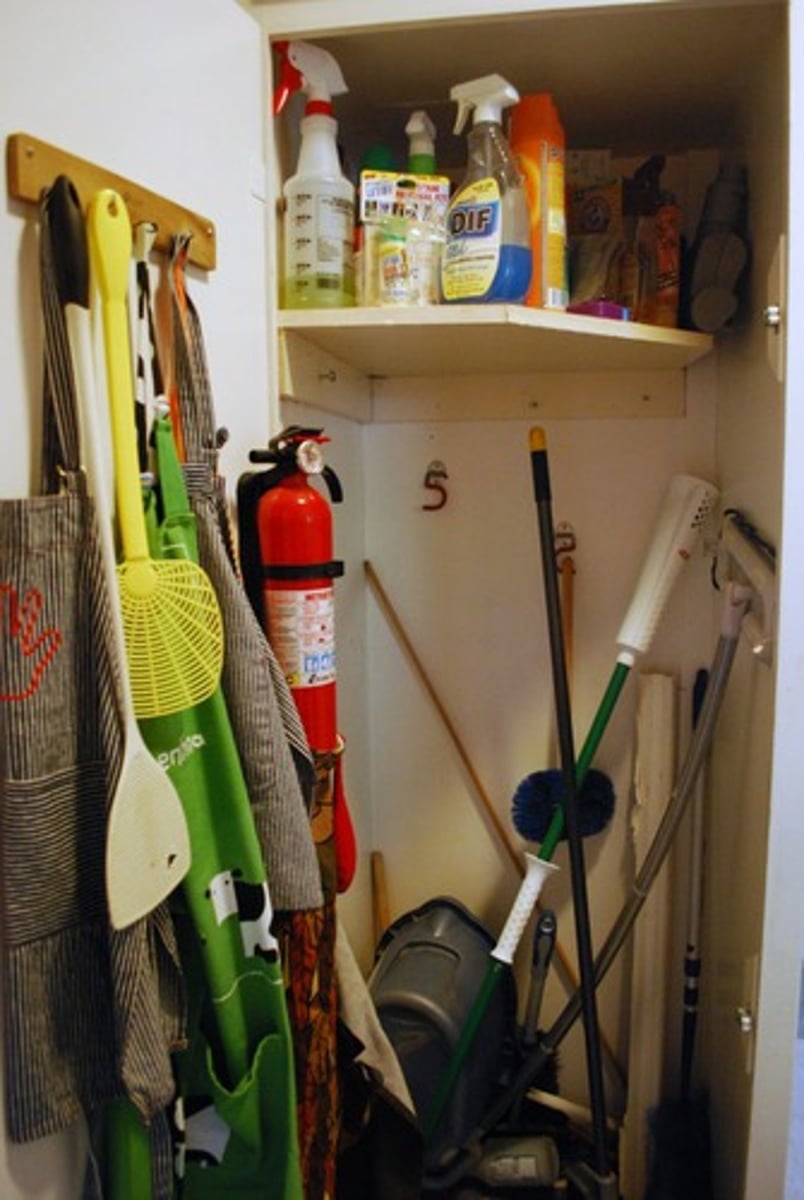 <p>zá wù jiān</p>