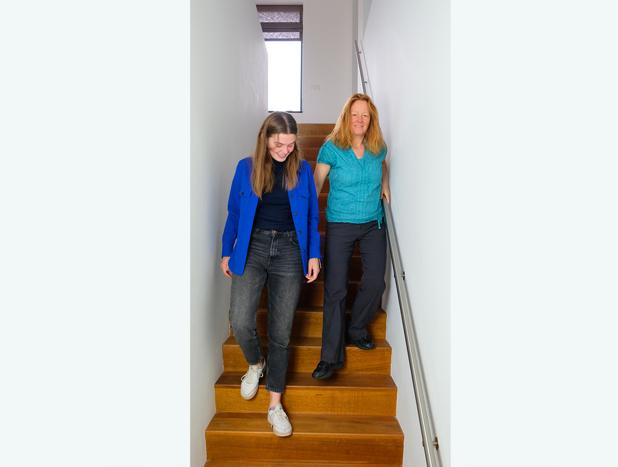 <p>Linda and Sanne <strong><span style="color: red">go</span></strong> <strong>downstairs</strong>.</p><hr><p>Lit: Linda and Sanne <strong><span style="color: red">go to(wards)</span></strong> <strong>downstairs</strong>.</p>