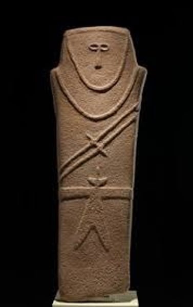 <p>Form:<br>-sandstone<br>Content:<br>- 3 of them all 3ft tall<br>-belted robe with knife hanging from it<br>Function:<br>- used in incense trade<br>-religious/burial practices<br>Context:<br>-found on trade routes in the Arabian Peninsula, Saudi Arabia<br>-fourth millennium</p>