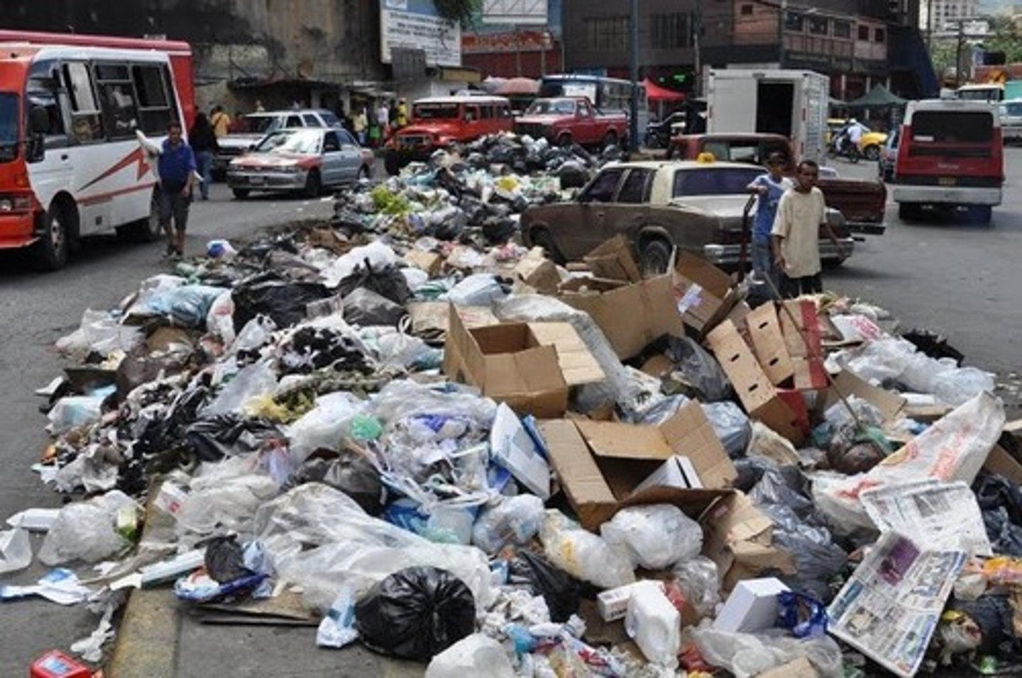 <p>(n.) refuse, waste products</p>