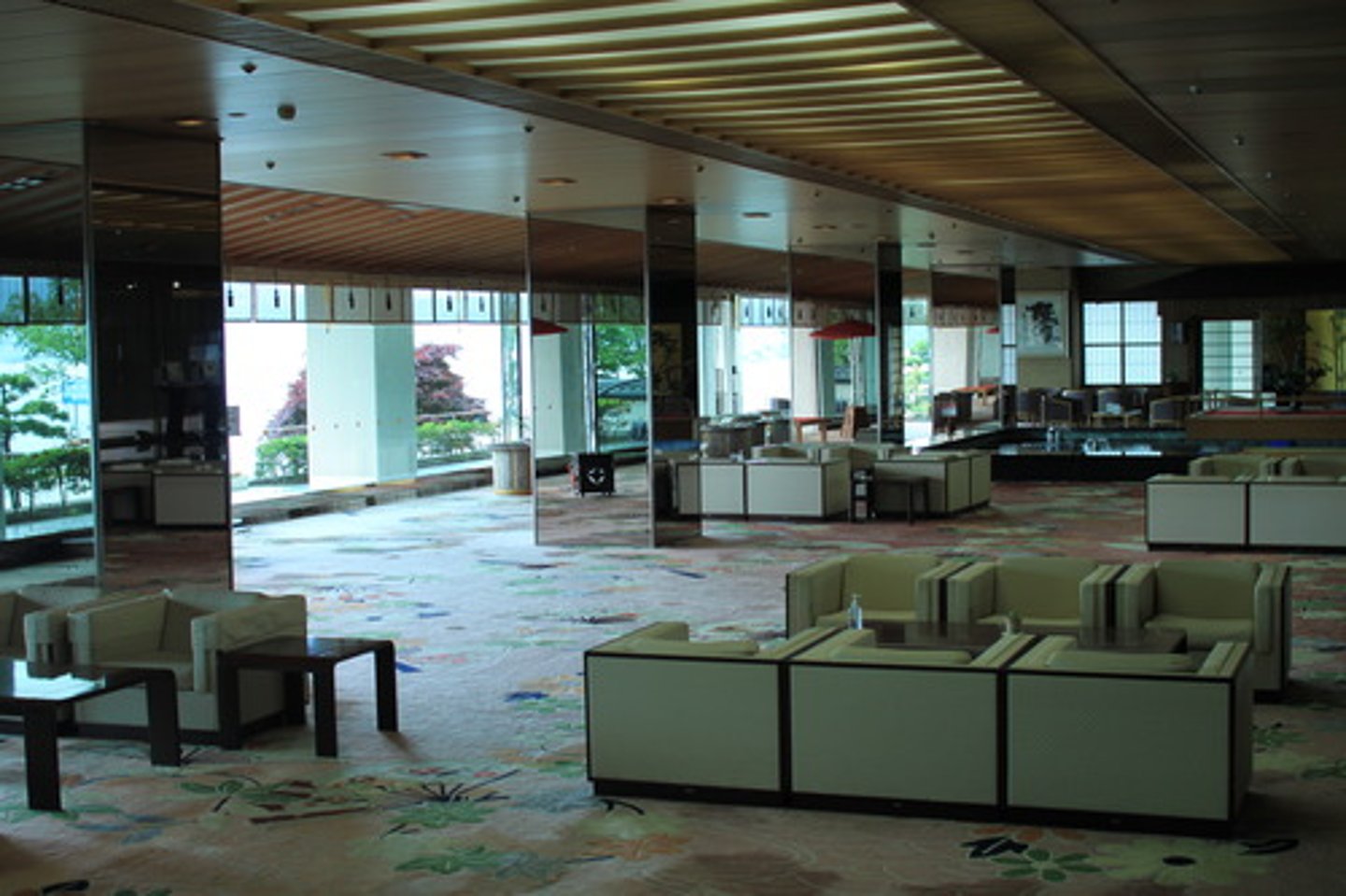 <p>đại sảnh (nơi ngồi chờ ở Hotel, rạp chiếu phim..)</p>