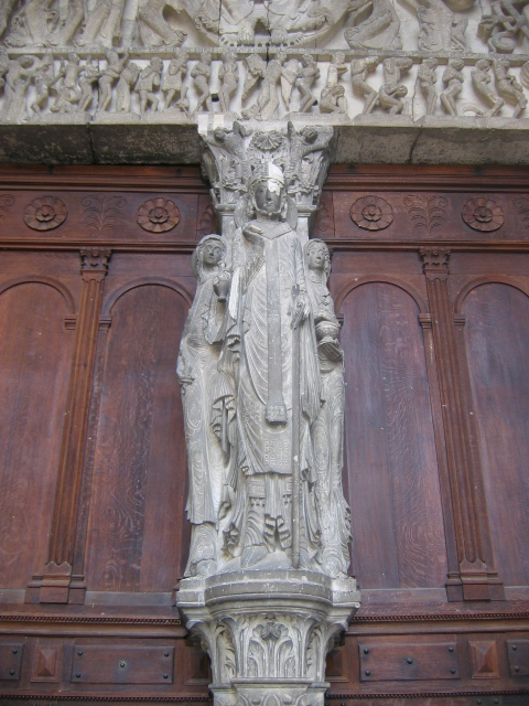 <p><span>central pillar or pier that divides a large doorway, supporting the lintel and tympanum</span></p>