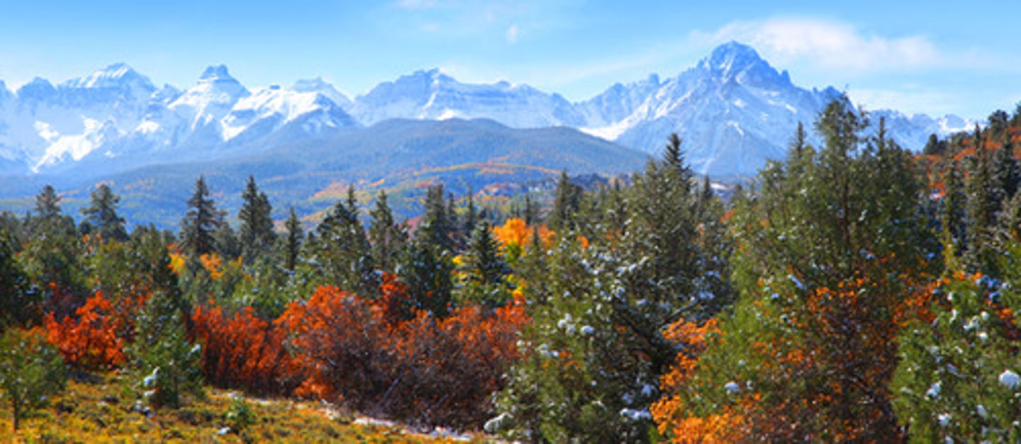 <p>A long chain or group of mountains connected together.</p>