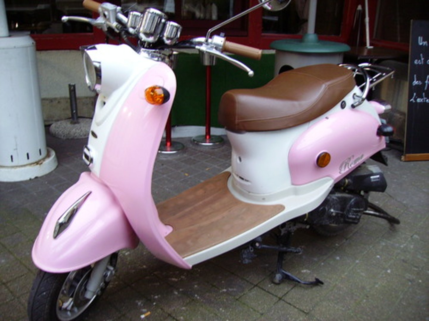 <p>A scooter</p>