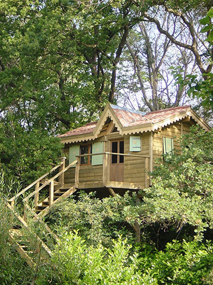 <p>hẻo lánh/xa xôi</p>