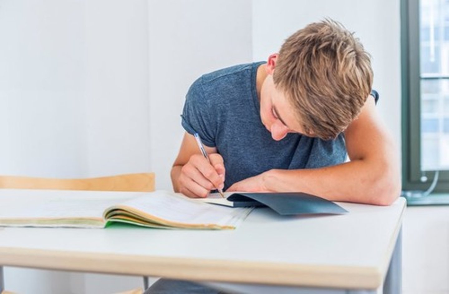 <p>(v.phr): làm bài tập về nhà</p>