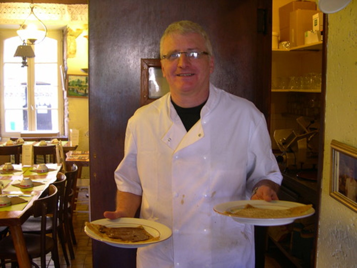 <p>On mange des crêpes et des galettes...</p>
