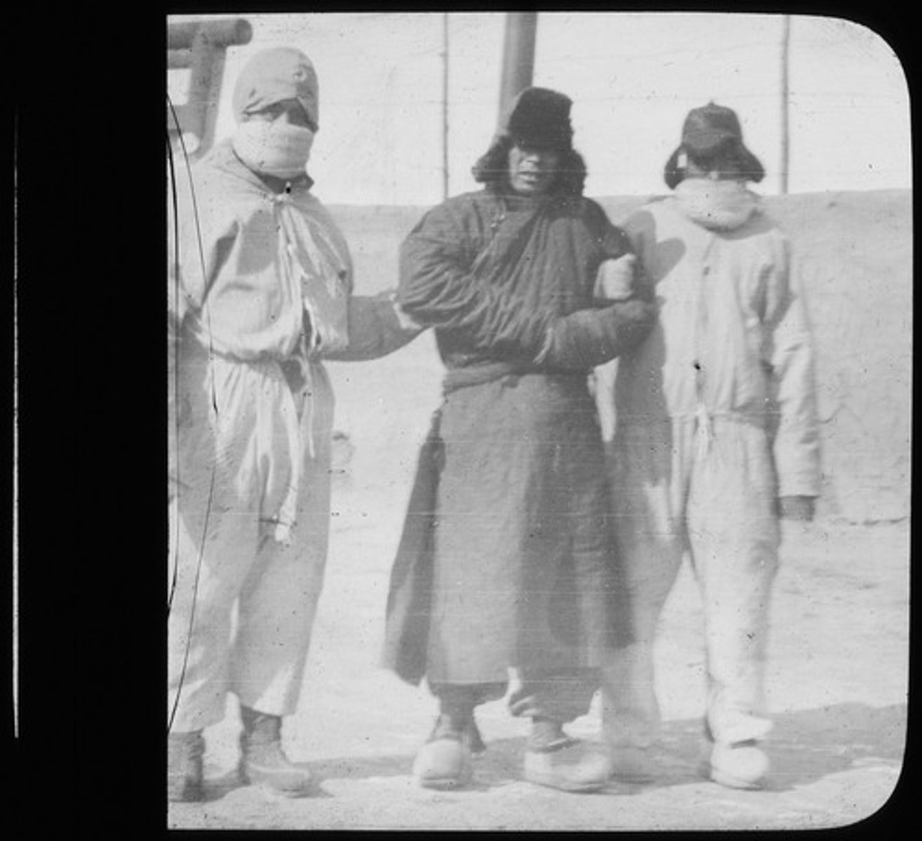 <p>bệnh dịch; hành hạ, quấy rầy | Ex: The region was plagued by disease.</p>